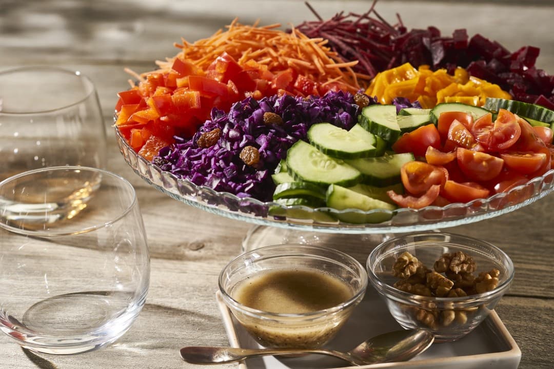 Regenboogsalade met walnootdressing