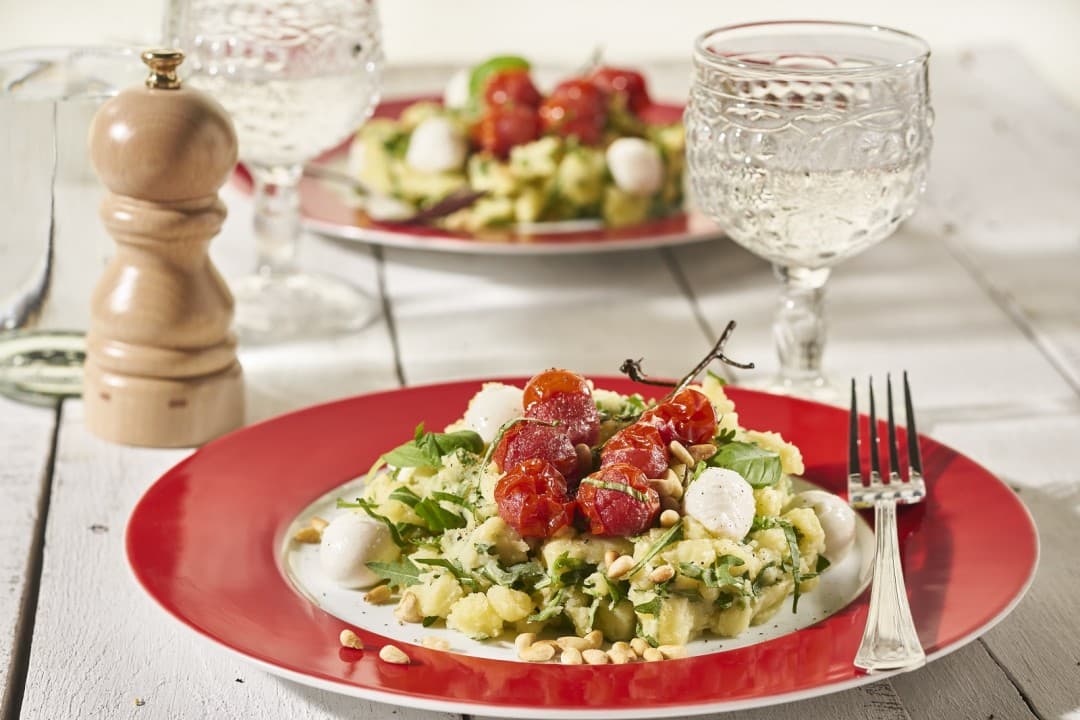Rucola stew with cherry tomatoes and mozzarella