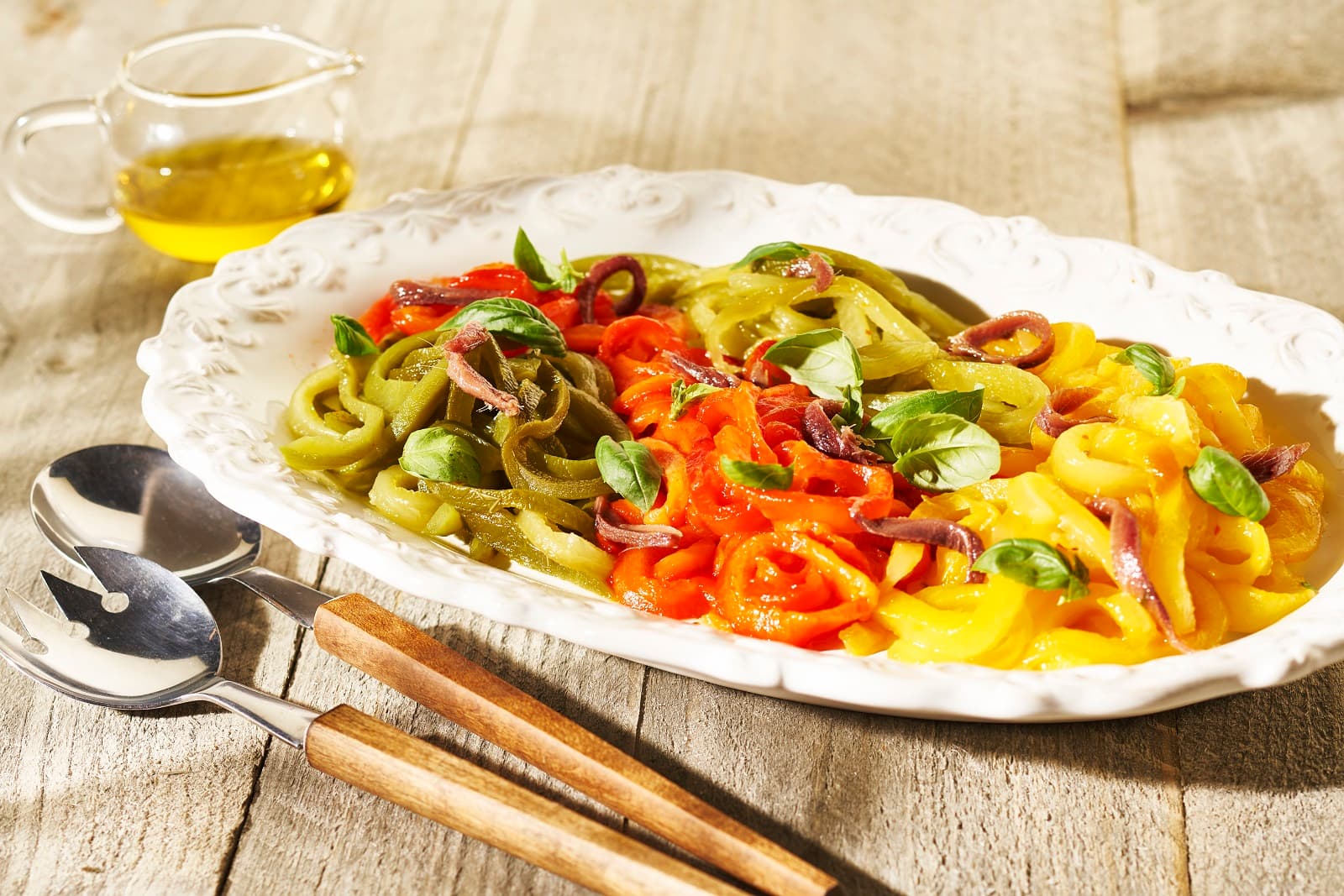 Regenboogsalade van geroosterde paprika