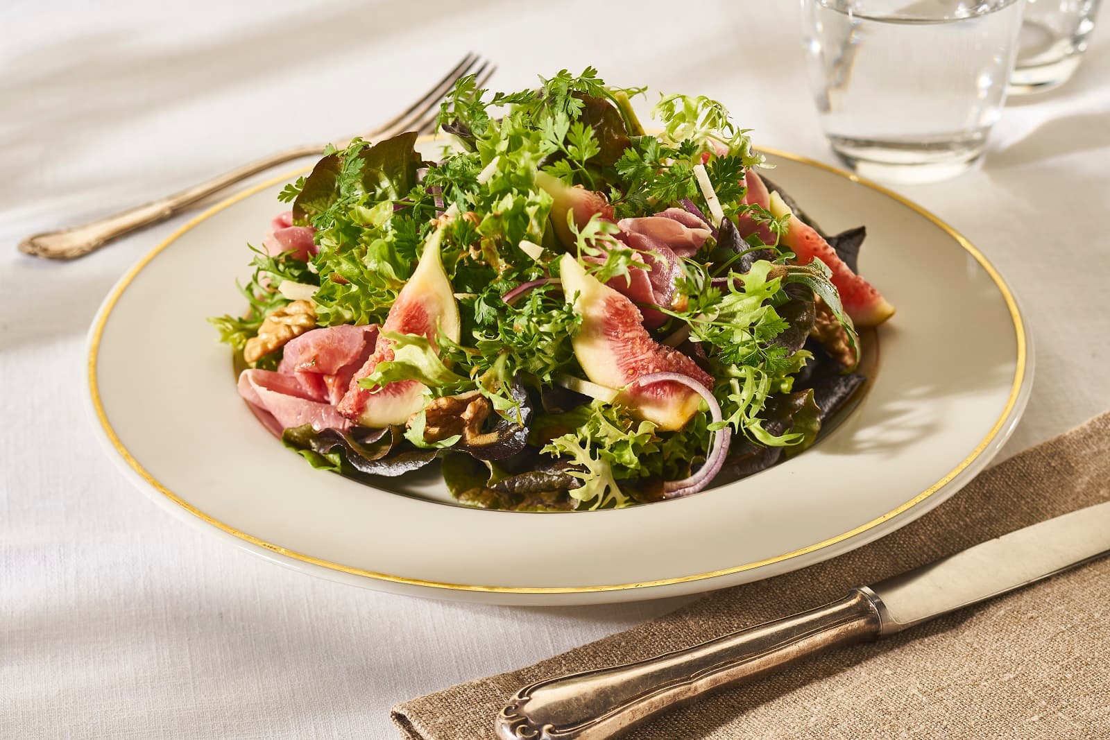 Salade met hertenham en walnoten