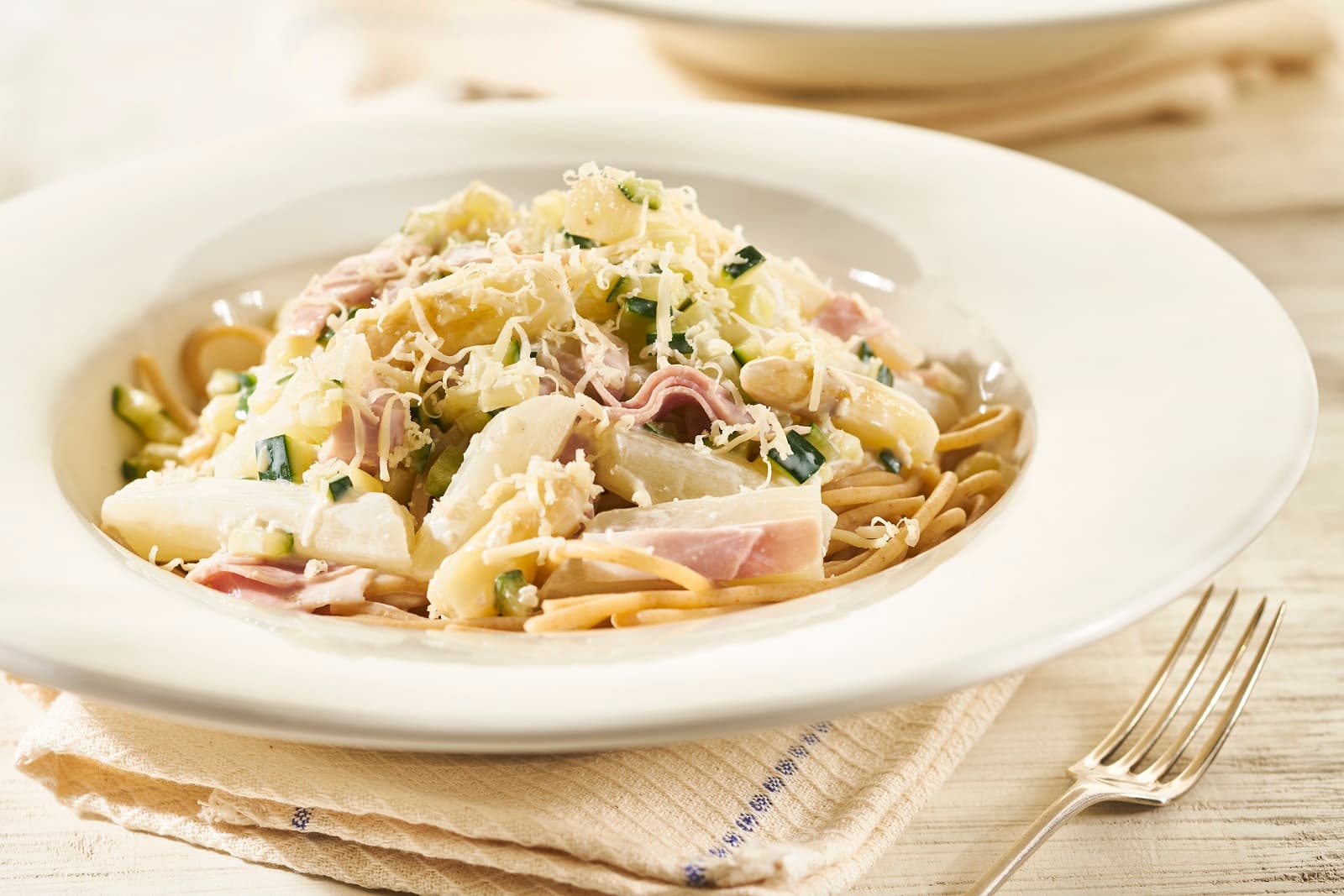 Spaghetti met asperges, courgette en ham