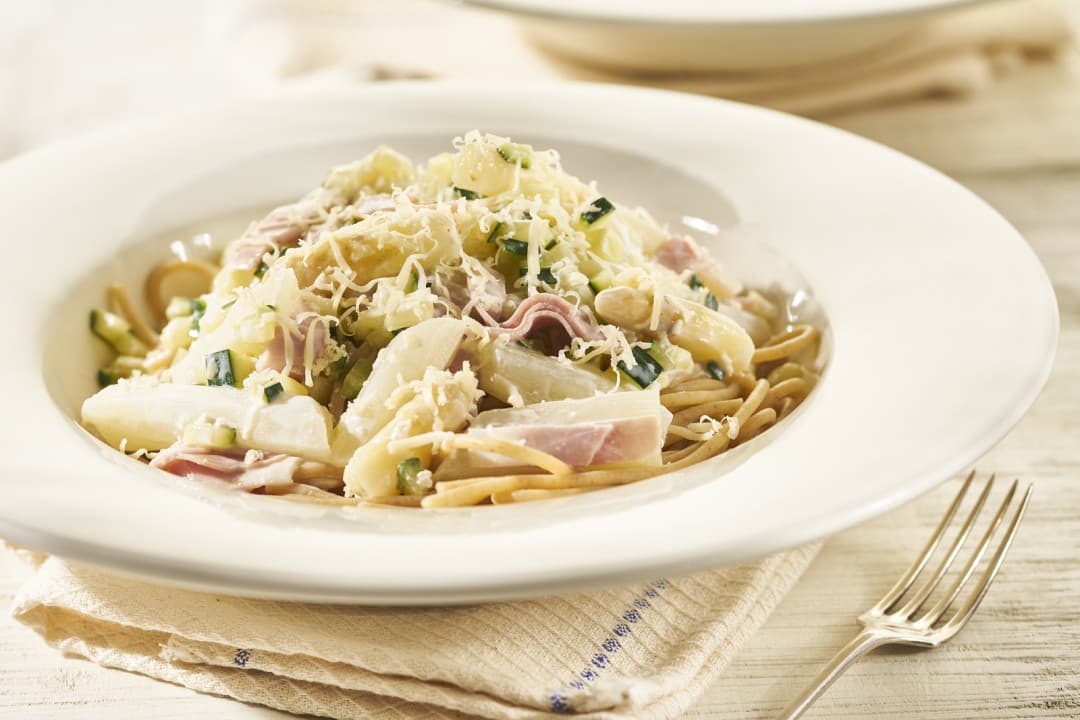 Spaghetti with asparagus, courgette and ham
