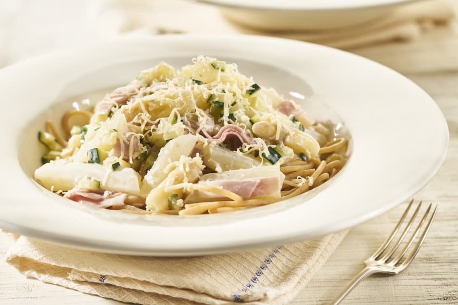 Spaghetti met asperges, courgette en ham