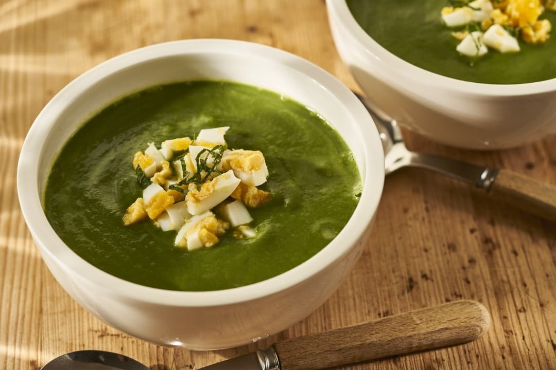 Spinaziesoep met avocado en verse munt