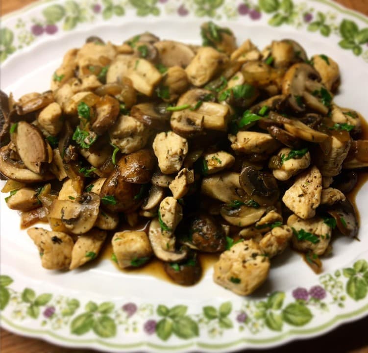 Kip met kastanjechampignons van Joke Boon