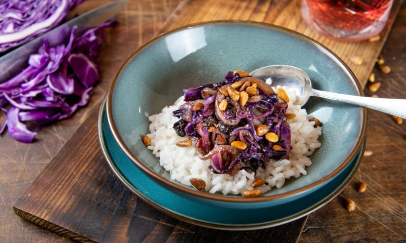 Paarse spitskool met rode ui, pijnboompitjes en zilvervliesrijst