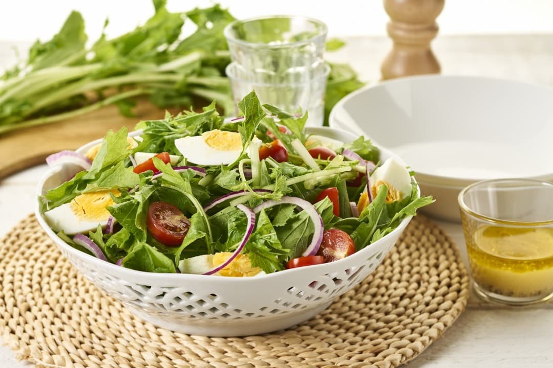 Raapsteeltjessalade met tomaat en ei