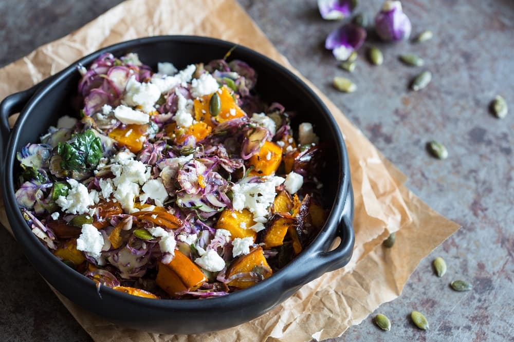 Paarse spruitjessalade met pompoen en geitenkaas