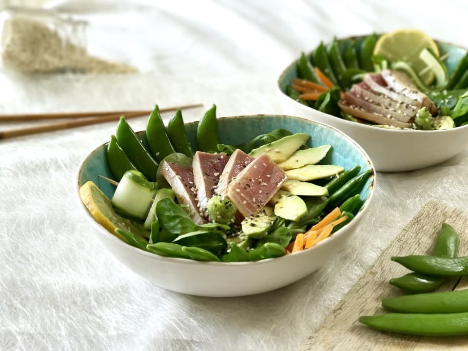 Poké bowl met tonijnsteak, sugar snaps en avocado