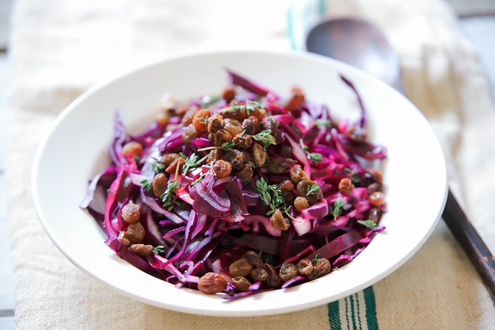 Rode koolsalade met rozijnen