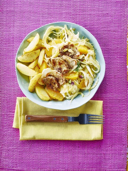 Salad with pork tenderloin strips and fennel