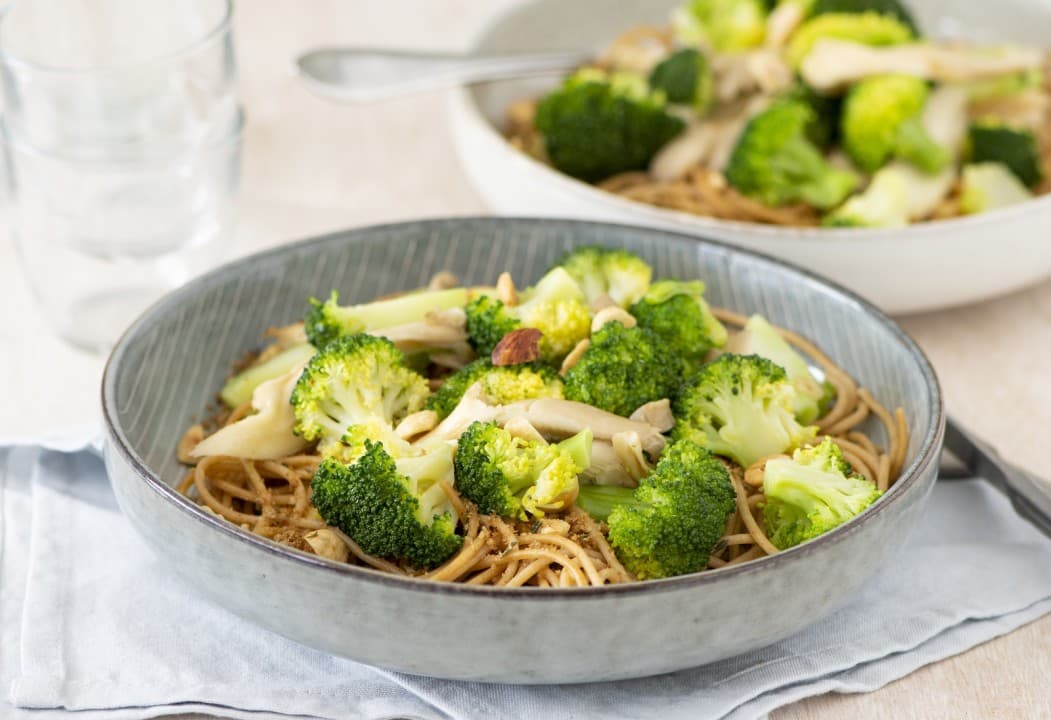 Vegan spaghetti met broccoli, oesterzwammen en hazelnoten