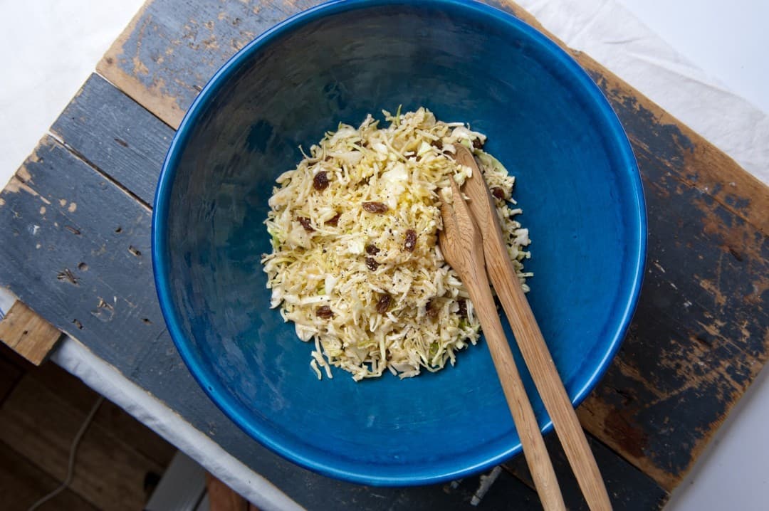 Spitskoolsalade met kaasdressing