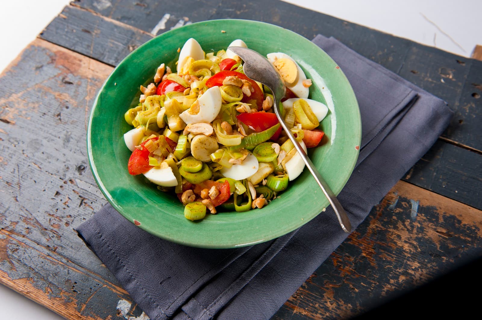 Stir-fry with leeks, egg and cashew nuts
