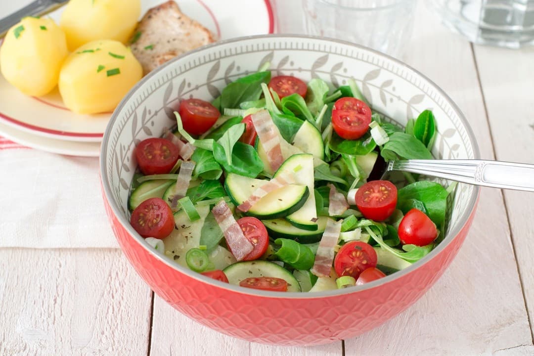 Feldsalat mit knusprigen Speckstreifen