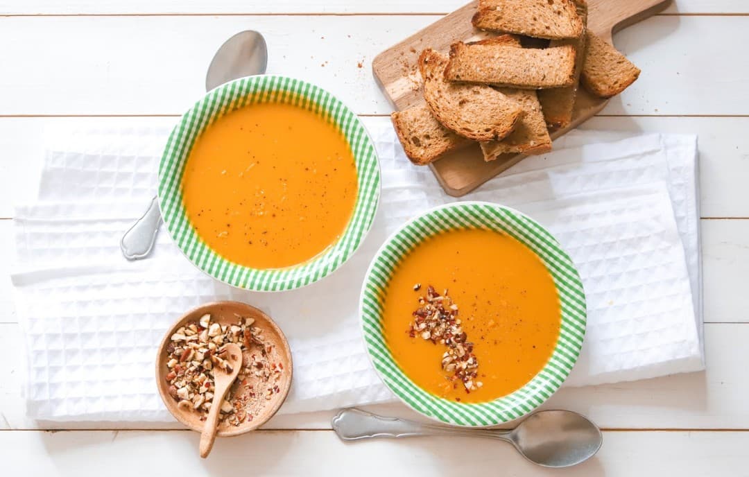 Karottencremesuppe mit Nusskrümeln