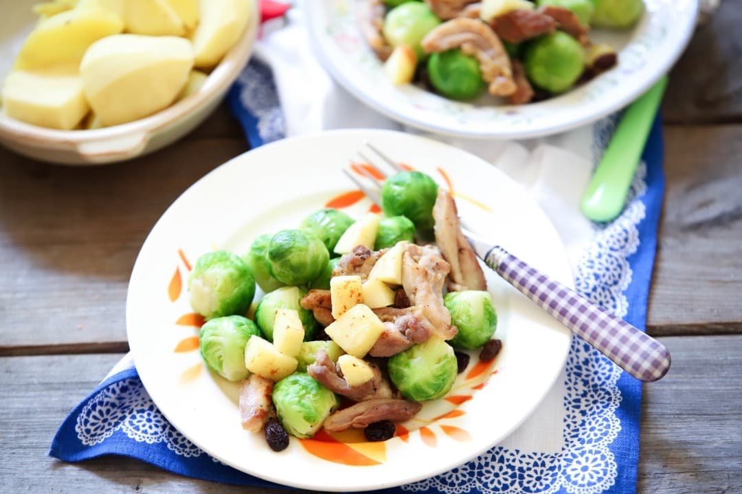 Zoete spruitjes met kip en aardappelen