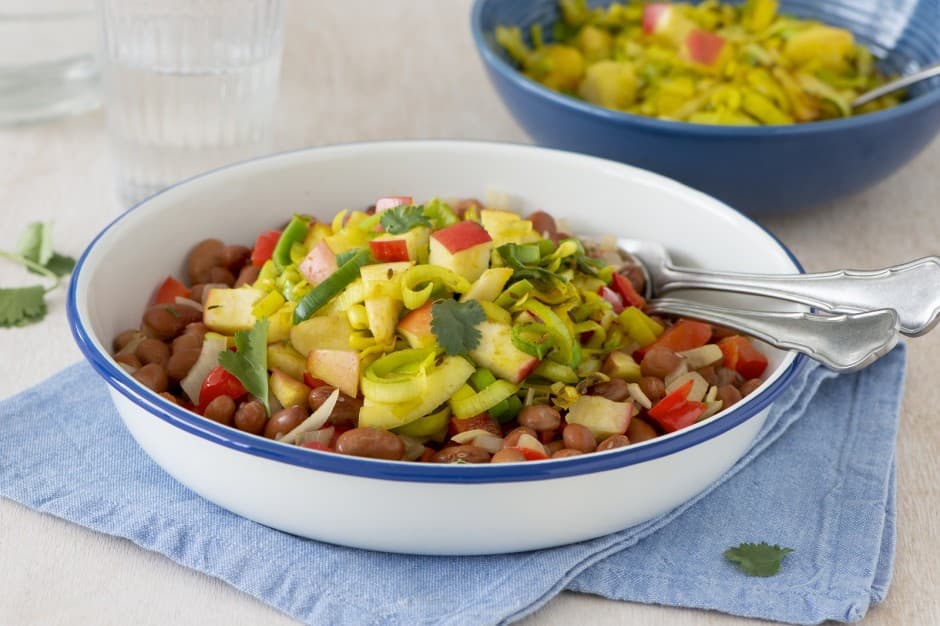 Vegan bruine bonenschotel met appel prei curry