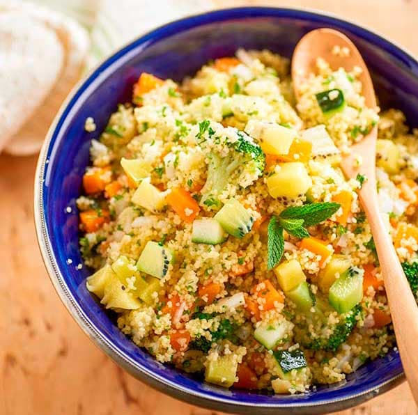 Couscoussalade met gele kiwi, broccoli en munt