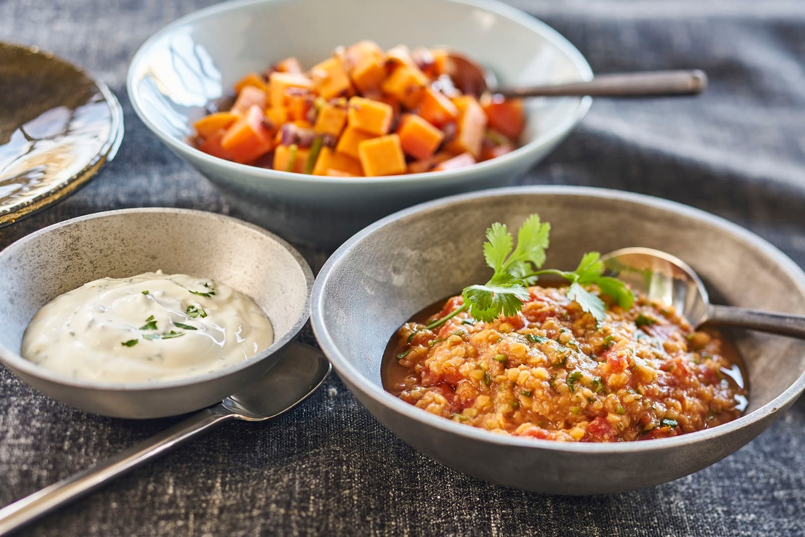 Dahl met zoete aardappel en korianderyoghurt