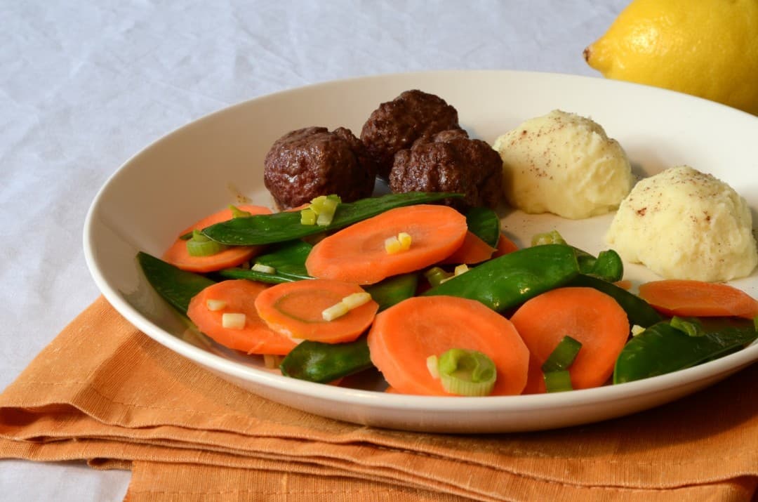 Gebratene Möhren mit Zuckerschoten