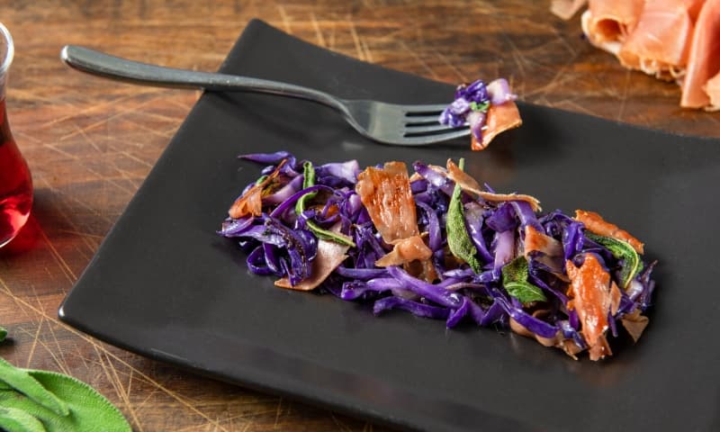 Gebratener violetter Spitzkohl mit Schinken