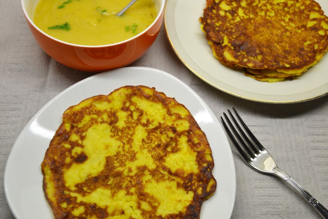 Golden apple pancake with banana sauce by Joke Boon