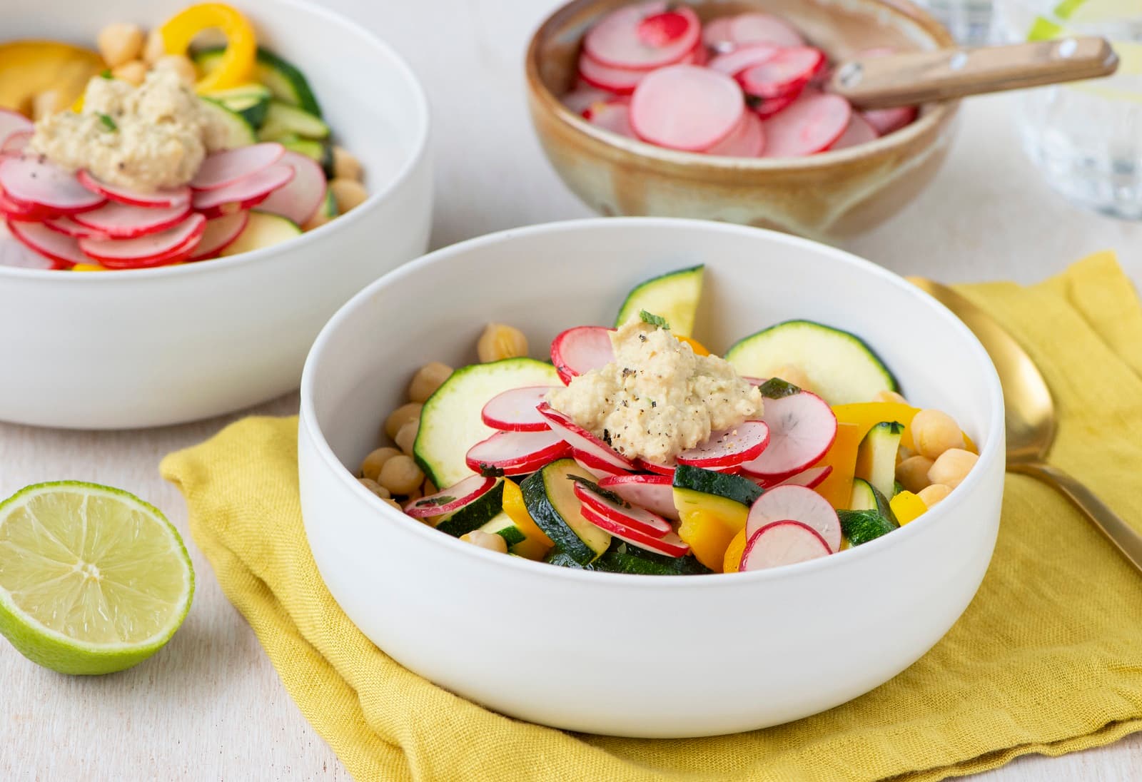 Groentebowl met kikkererwten en hummus