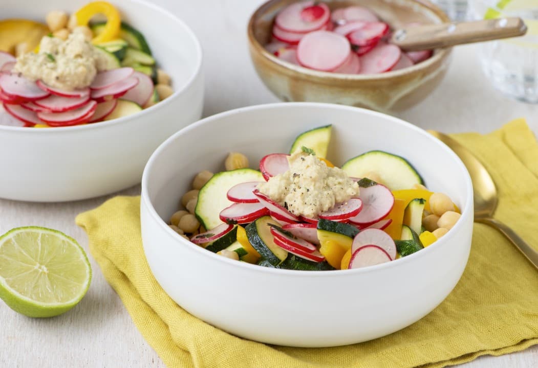 Gemüseschale mit Kichererbsen und Hummus
