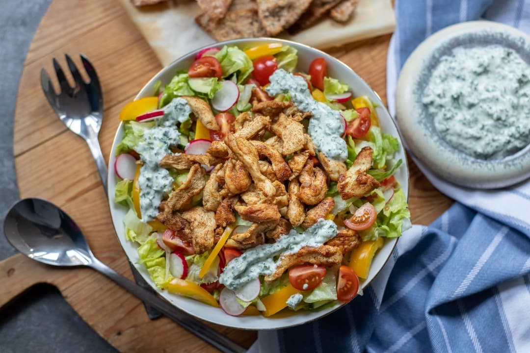Kipshoarma salade met yoghurtdressing en pitachips van Francesca Kookt