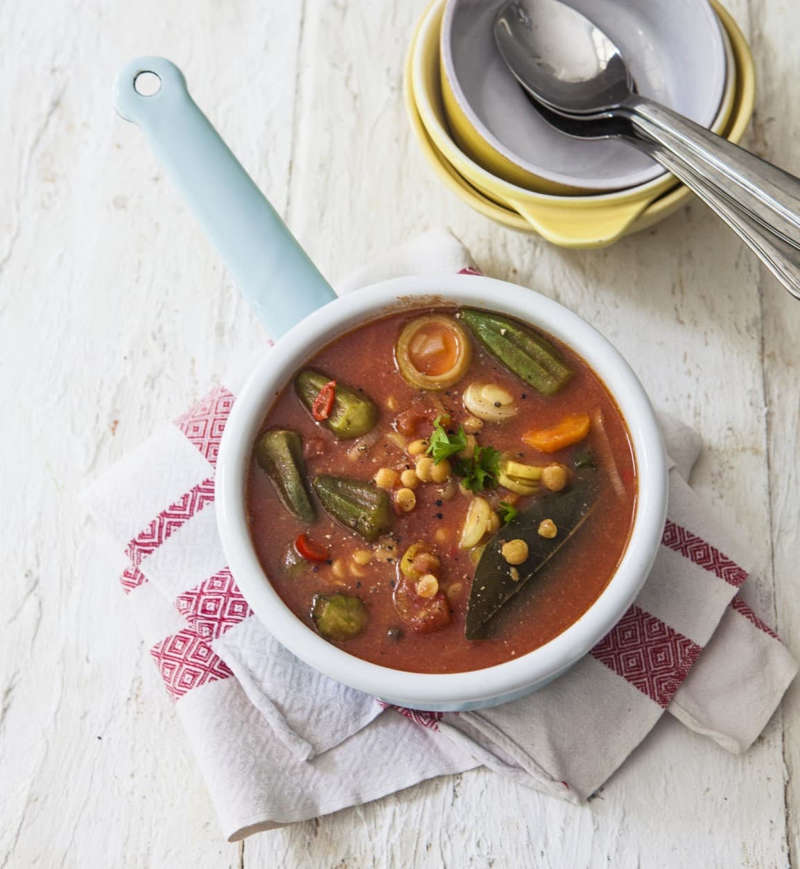 Okrasuppe mit gelben Spalterbsen