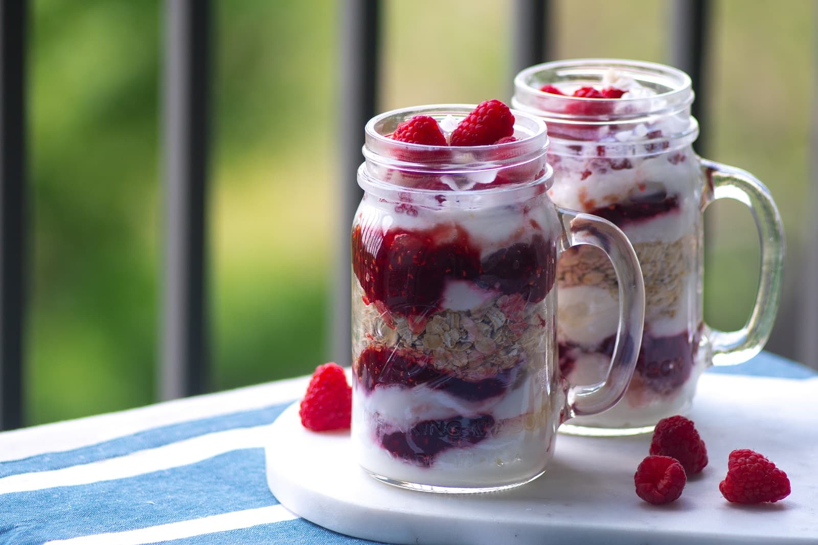 Ontbijtbowl met rood fruit, gele kiwi en muesli