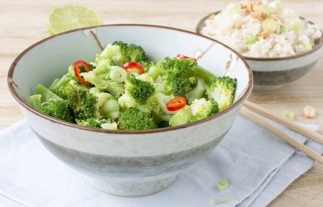 Oosterse broccolisalade met pinda's en rijst