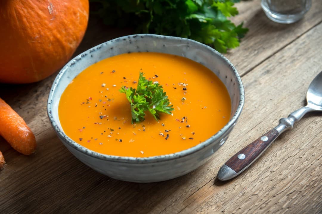 Pompoensoep met zoete aardappel en puntpaprika
