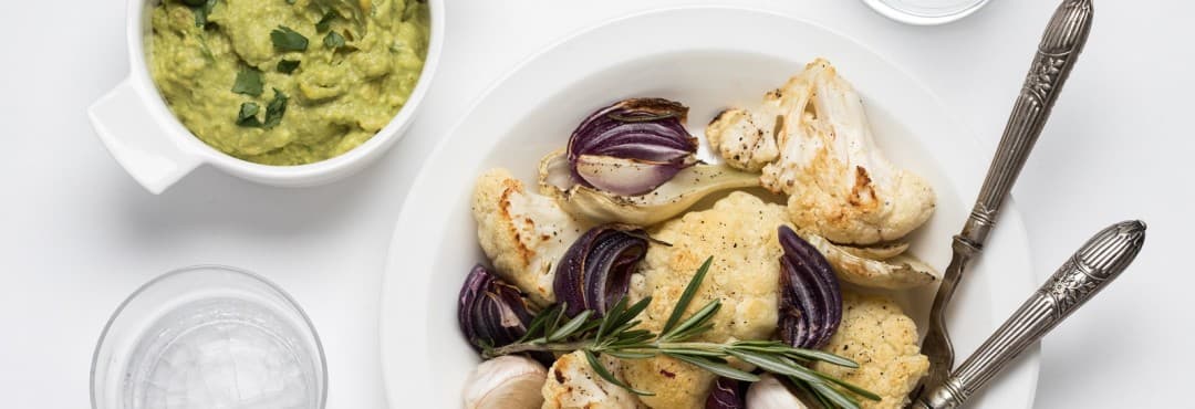 Blumenkohl und Fenchel aus dem Ofen mit Avocado-Tahini-Dip