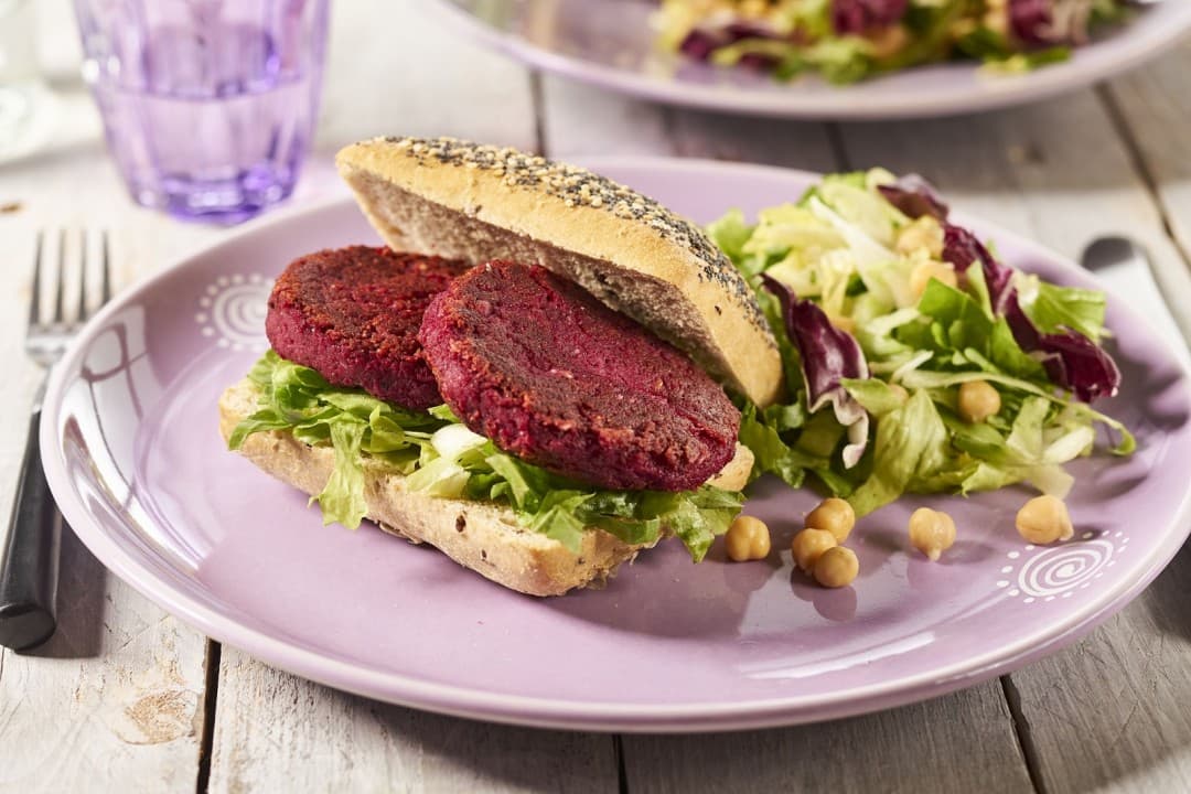 Rode bietenburgers met andijviesalade