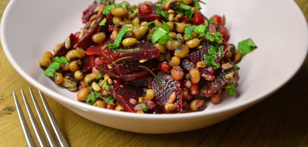 Vegan salade van biet, granaatappel en krokante bonen van Joke Boon