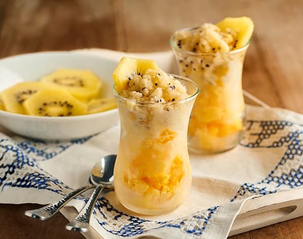 Zelfgemaakte slush puppy van kiwi, abrikoos en munt