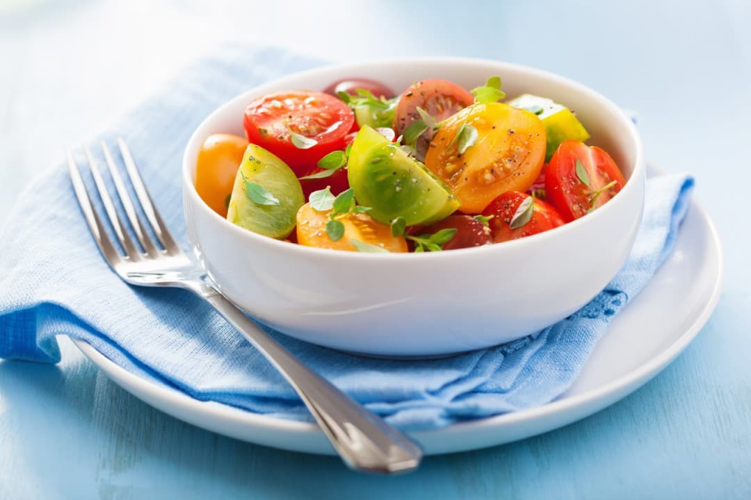 Kleurrijke tomatensalade met verschillende soorten tomaten