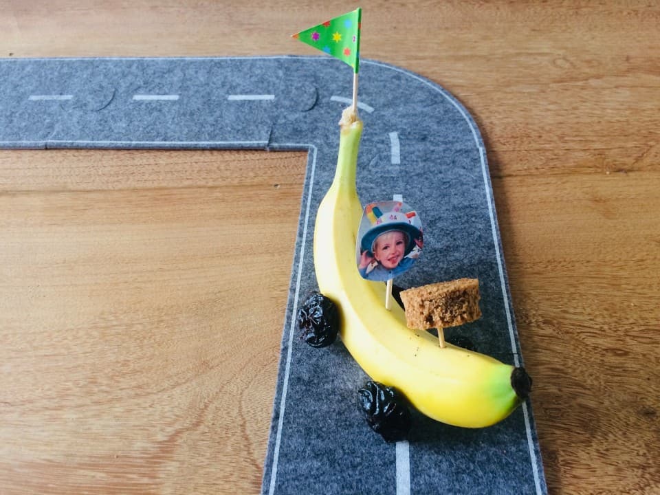 Bananen raceauto traktatie