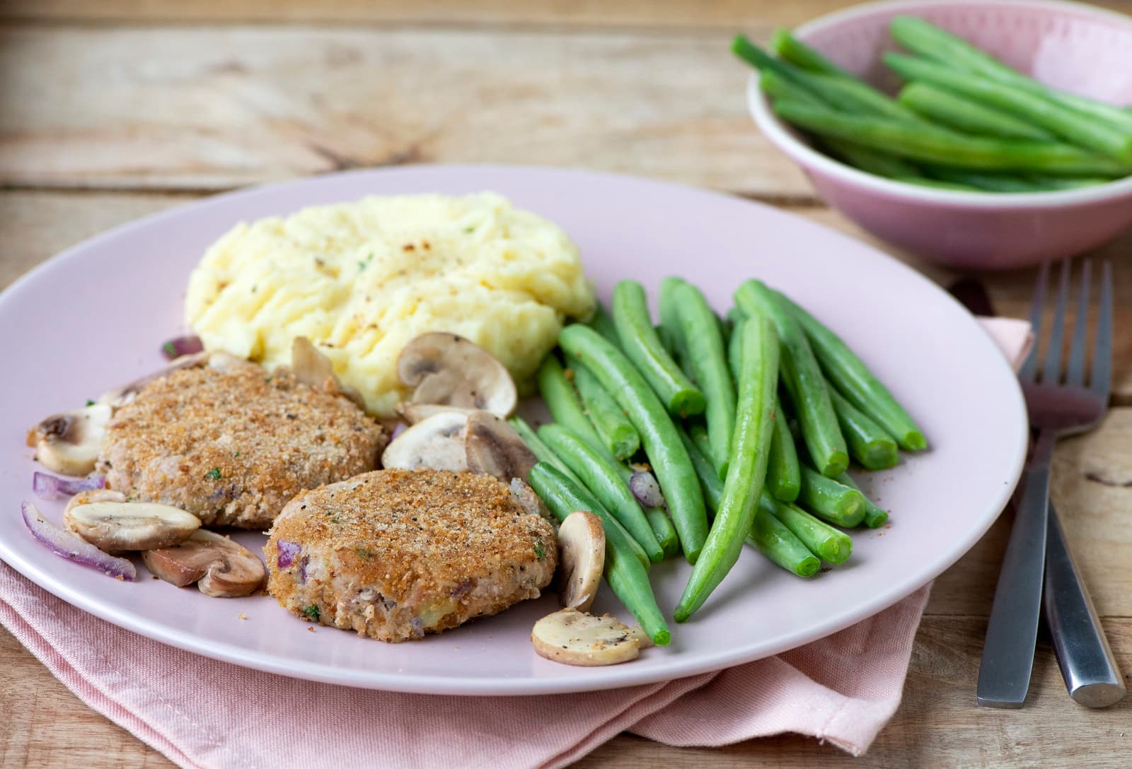 Fischfrikadellen mit grünen Bohnen und Champignons