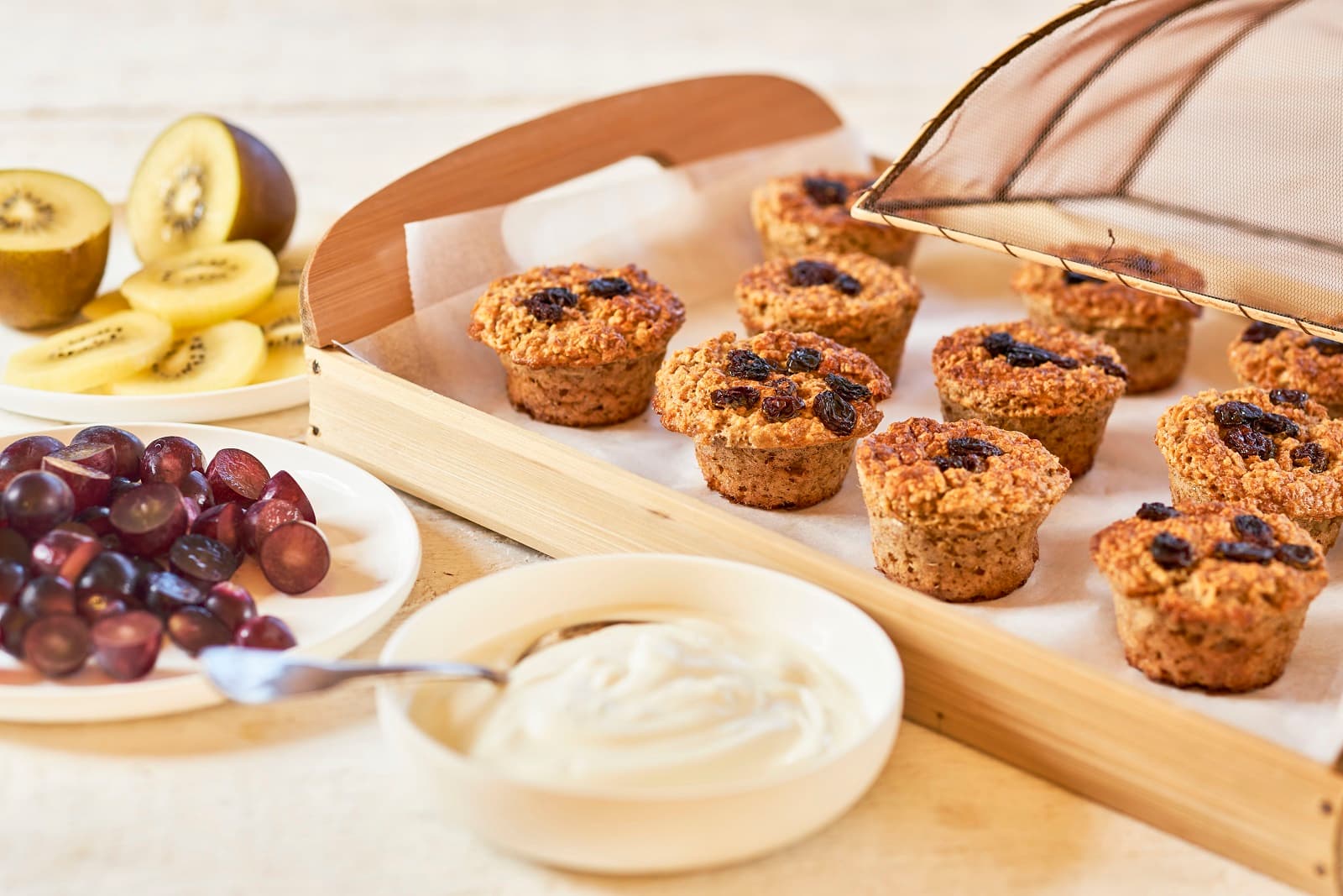 Zoete ontbijtmuffins met banaan, kiwi en druiven