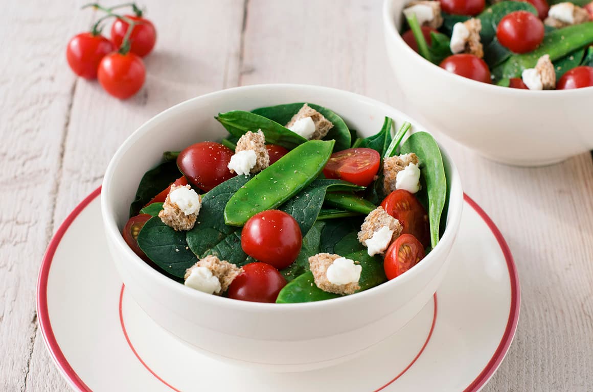 Spinach salad with goat cheese croutons