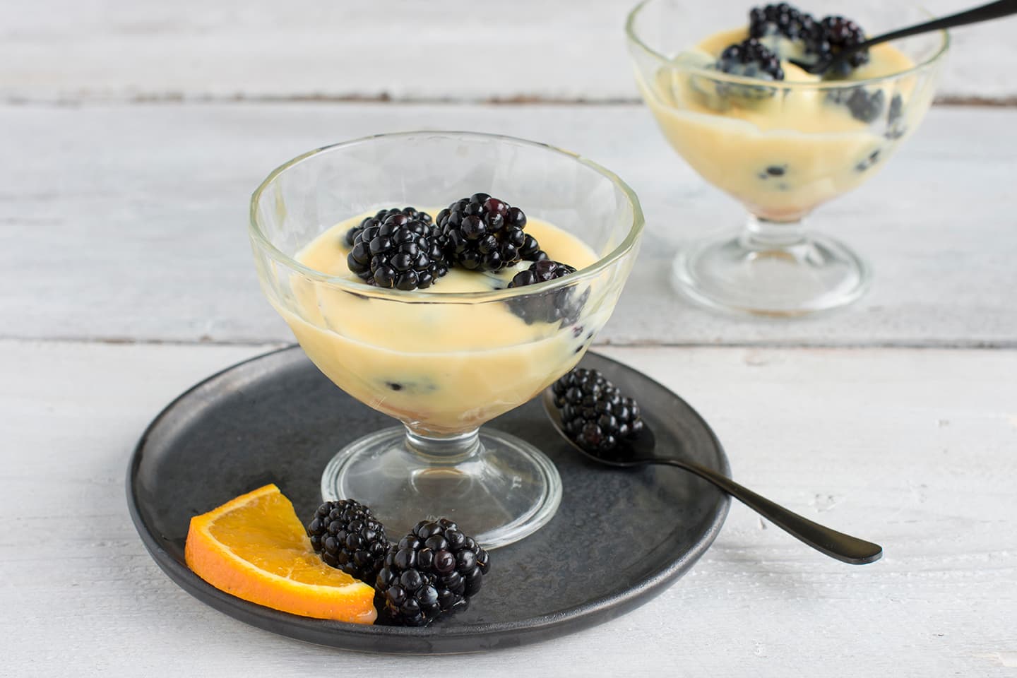 Brombeerdessert mit Löffelbiskuits und Vanillepudding
