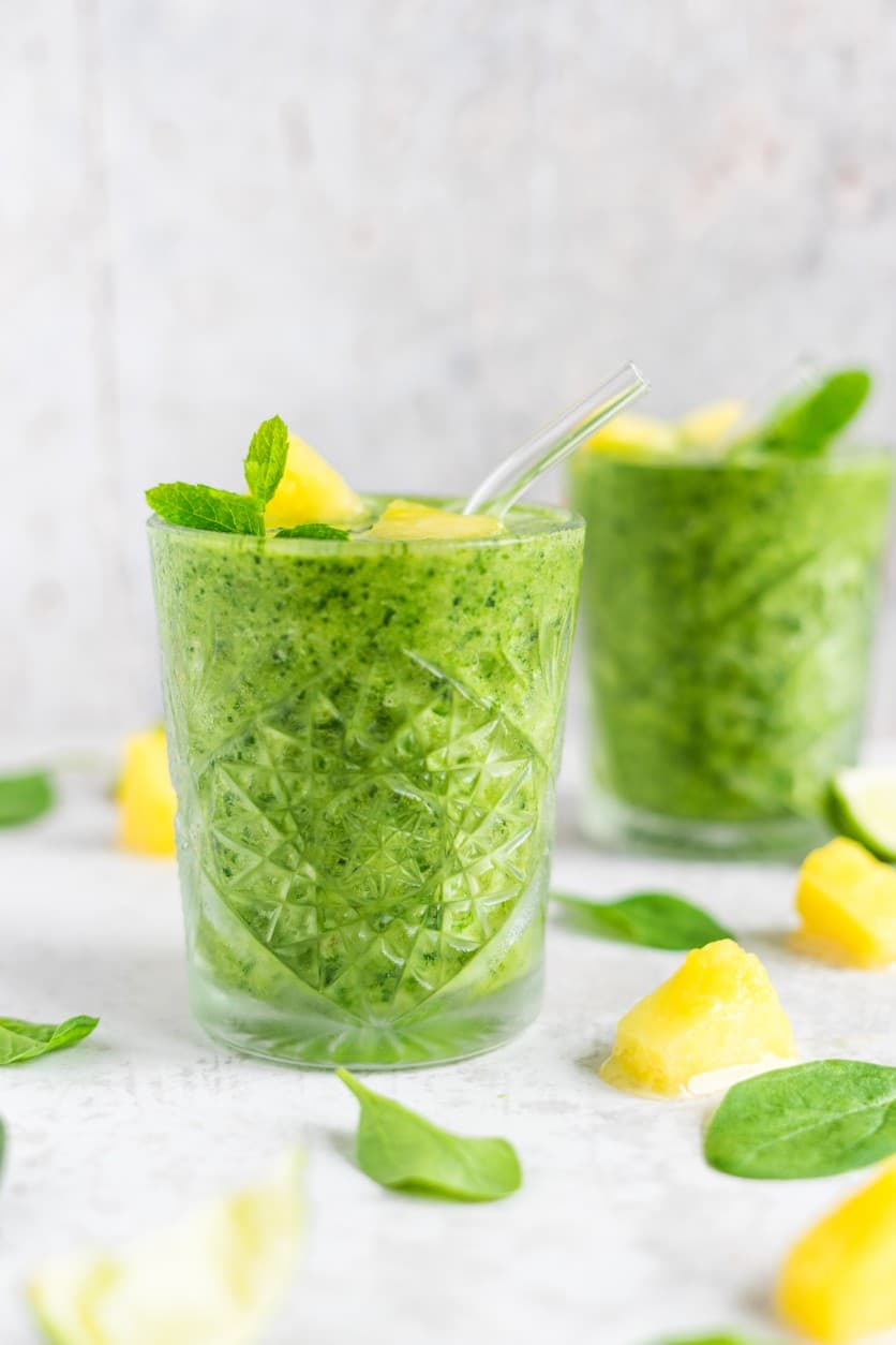 Ananas-spinazie smoothie met verse munt