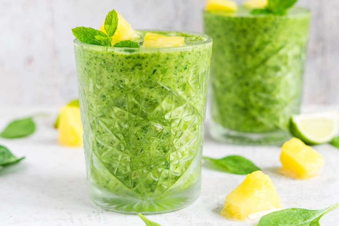 Pineapple-spinach smoothie with fresh mint