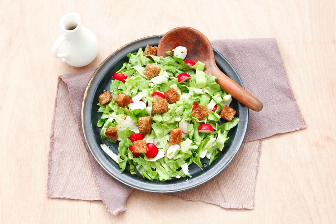 Andijviesalade met kruidencroutons
