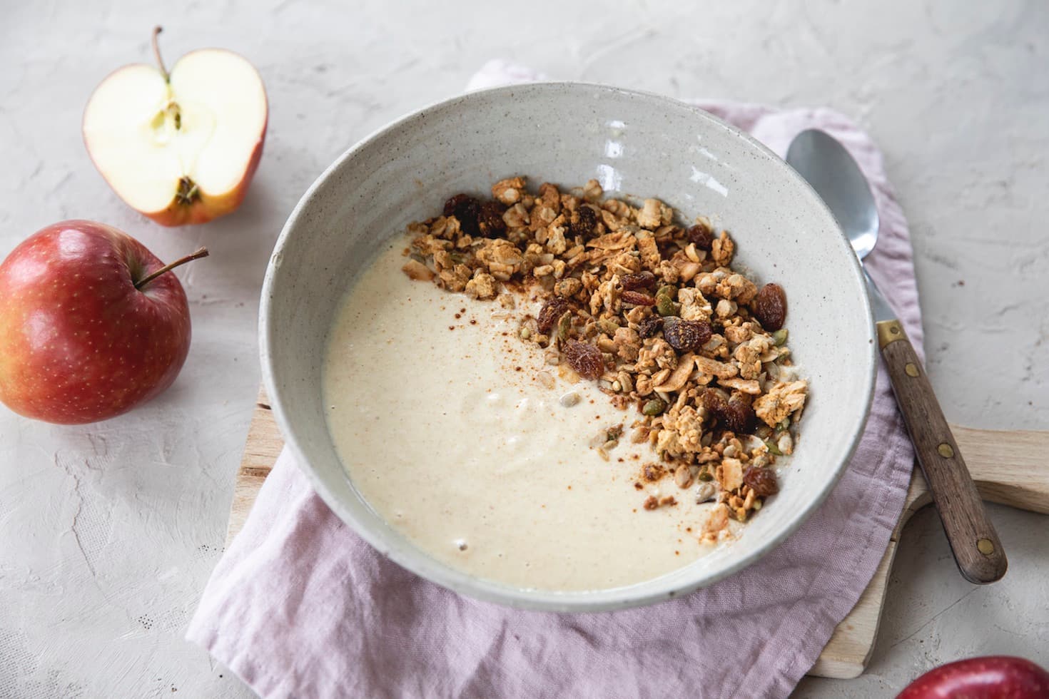 Apple pie smoothie bowl