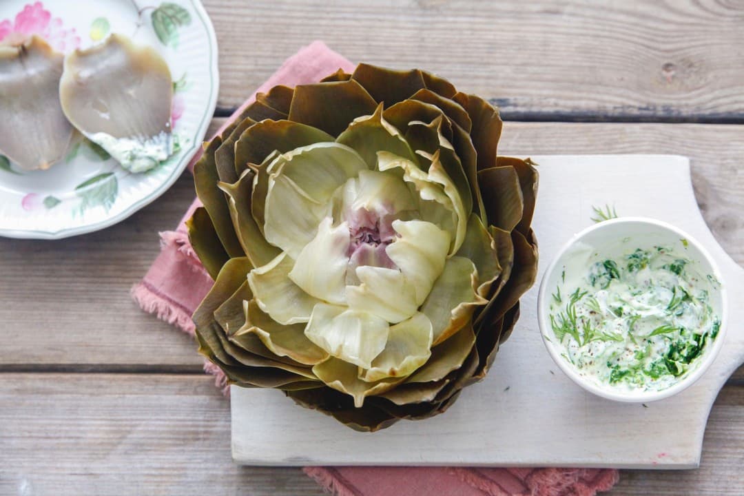 Artischocke mit Dip aus Brunnenkresse, Dill und Senf