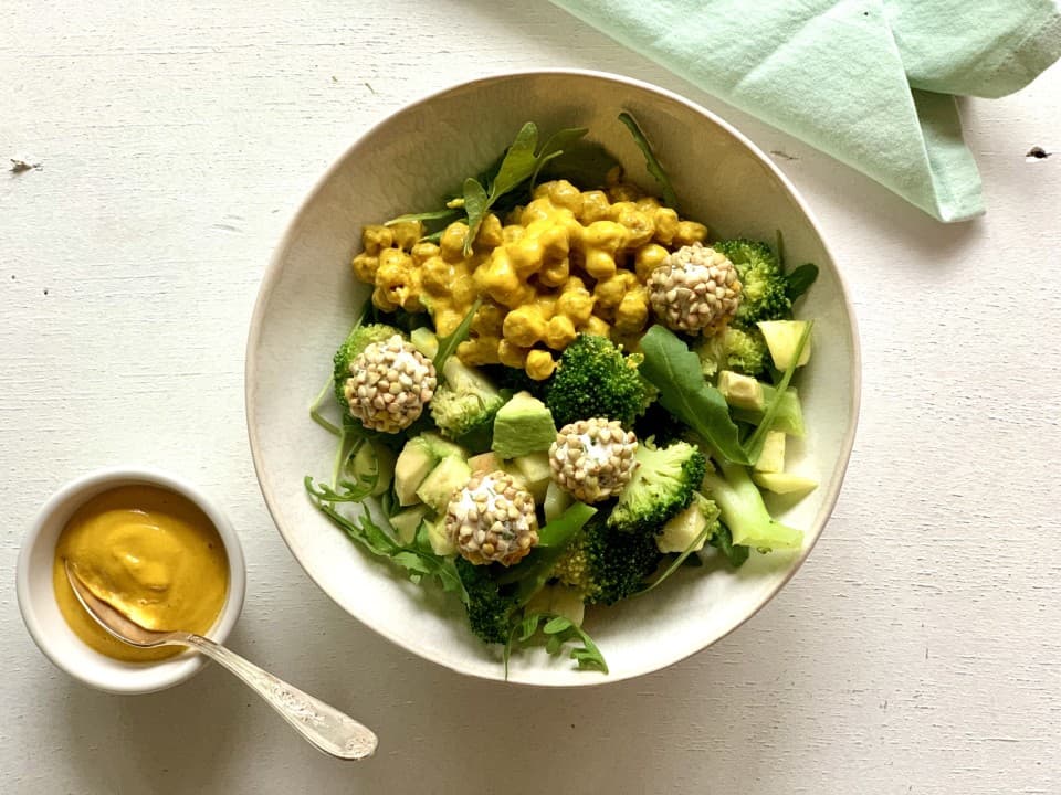 Broccolisalade met geitenkaas-kasha balletjes en kurkuma dressing van Sandra Ysbrandy